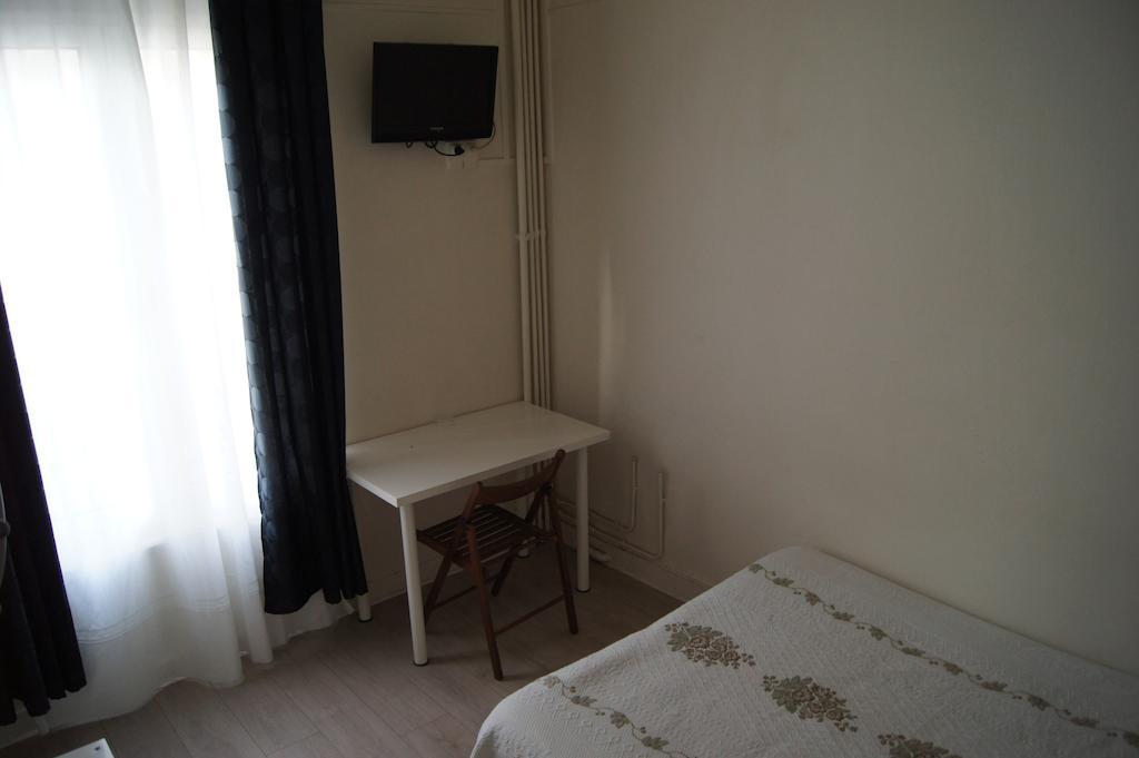 Hôtel Moderne Maisons-Alfort Quarto foto A room at the hostel