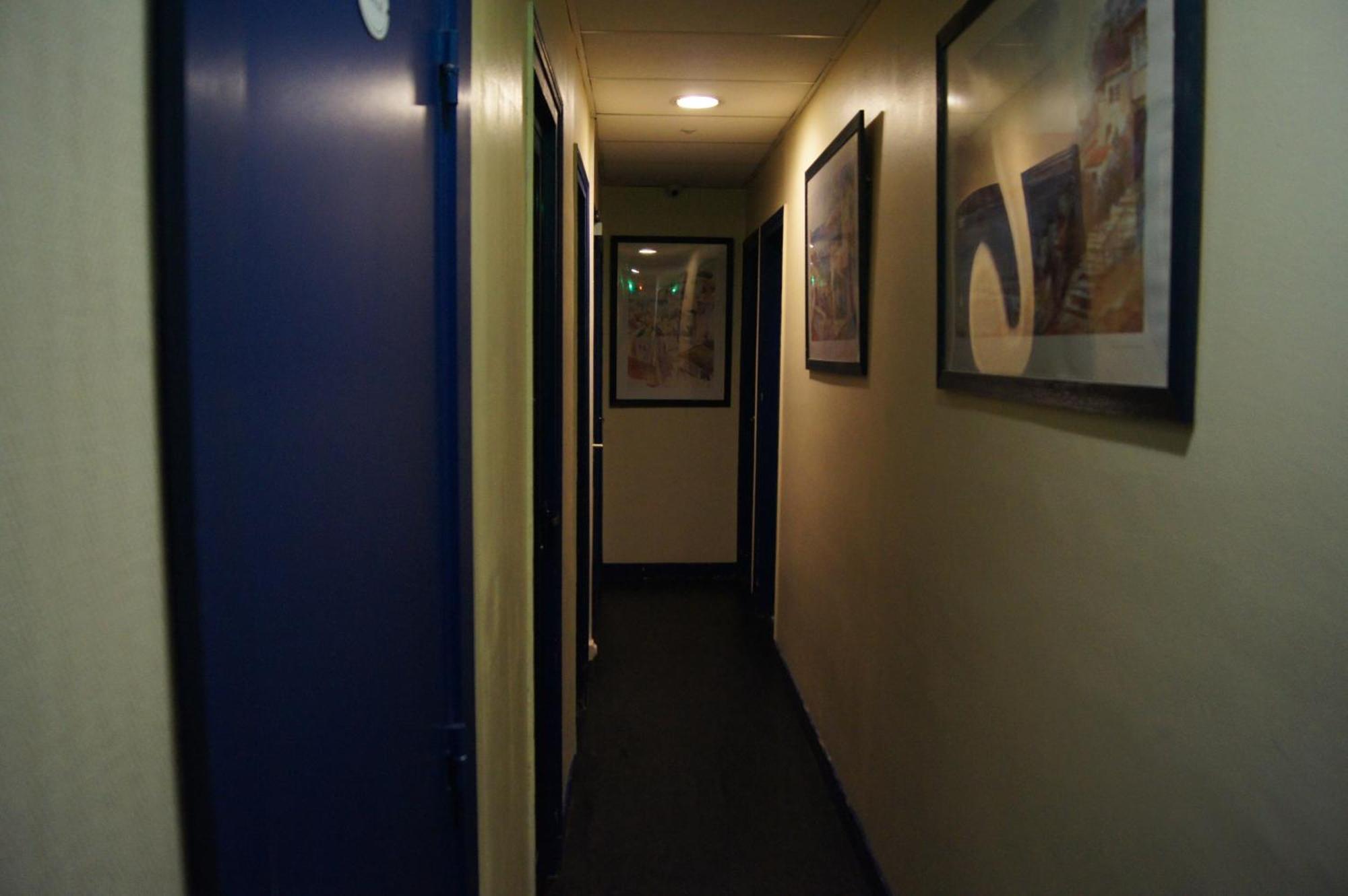 Hôtel Moderne Maisons-Alfort Exterior foto A corridor at the hotel