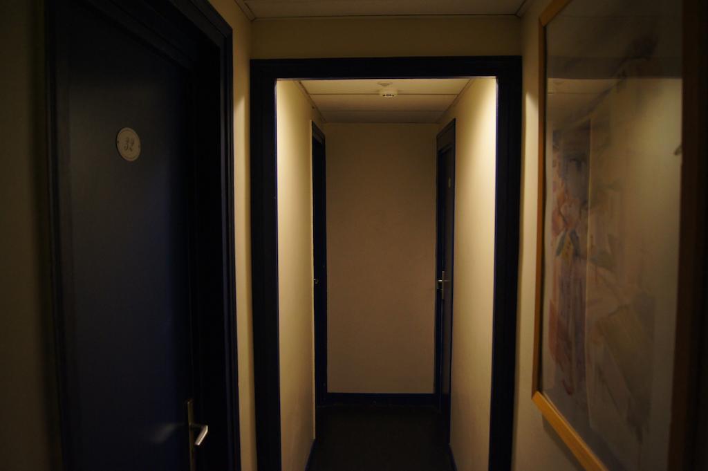 Hôtel Moderne Maisons-Alfort Exterior foto A corridor in a hotel