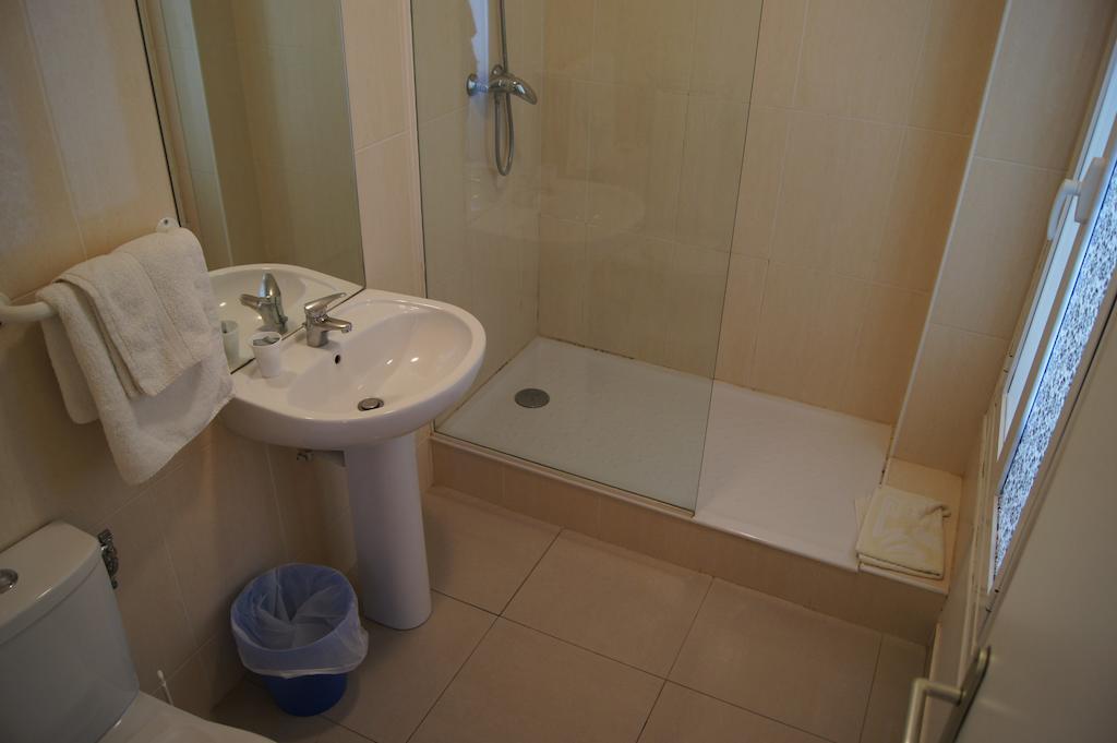 Hôtel Moderne Maisons-Alfort Quarto foto A wet room