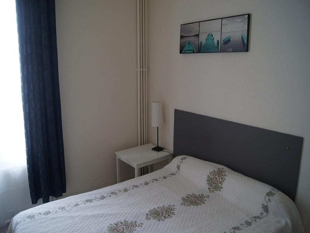 Hôtel Moderne Maisons-Alfort Quarto foto A bedroom in a typical apartment