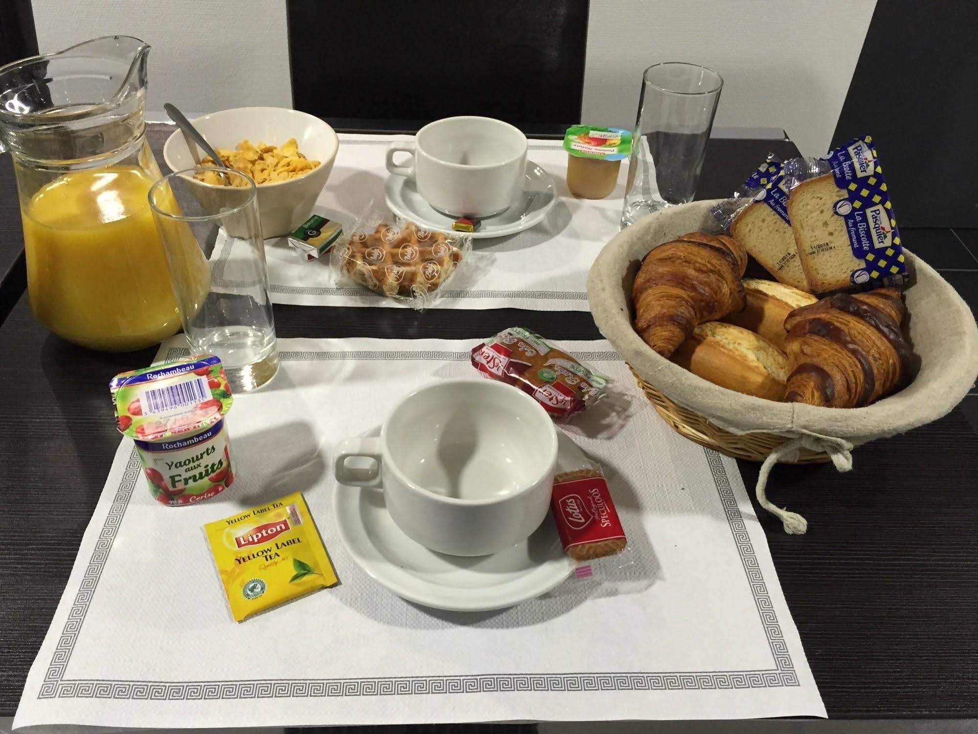Hôtel Moderne Maisons-Alfort Exterior foto A typical breakfast tray