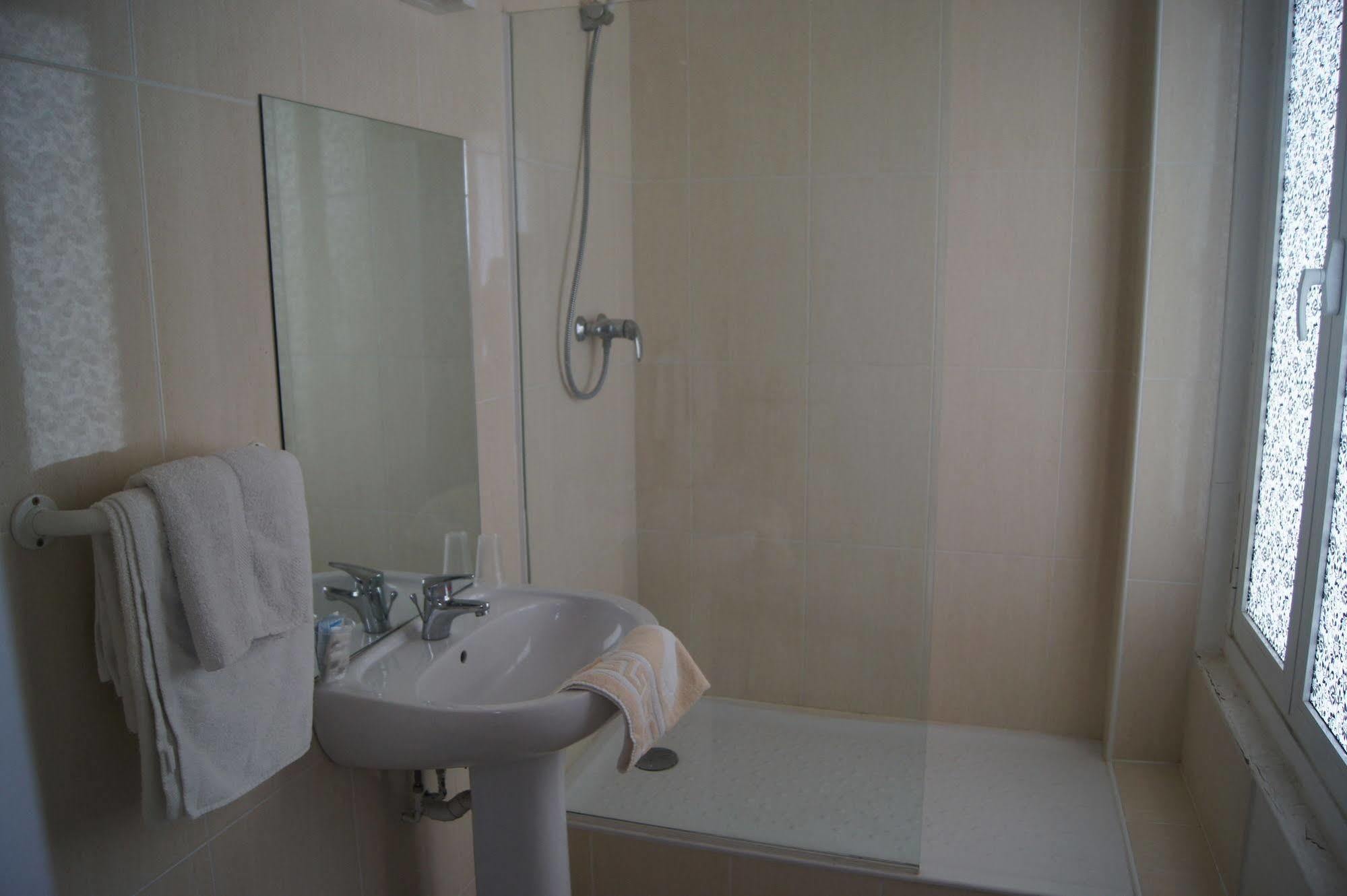 Hôtel Moderne Maisons-Alfort Exterior foto A shower cubicle